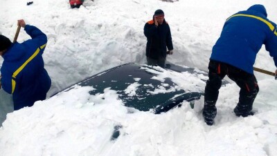 По крыши занесло автомобили на трассах в ВКО