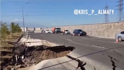 В Алматы обрушился участок дороги из-за аварии на водоводе