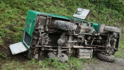 В горах Алматинской области перевернулась машина с туристами