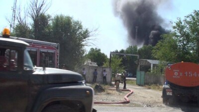 В Шымкенте 200 человек тушат пожар на нефтебазе 