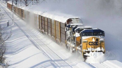 Из-за арктических морозов огнём греют рельсы в США