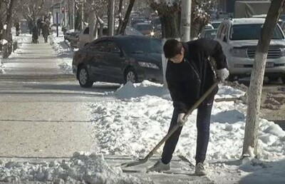 Снег на улицах Алматы убирают приговорённые к ограничению свободы жители города