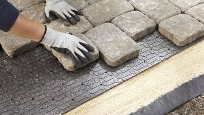 Брусчатку 1930-х годов нашли дорожные строители в Алматы и украсят ею улицу