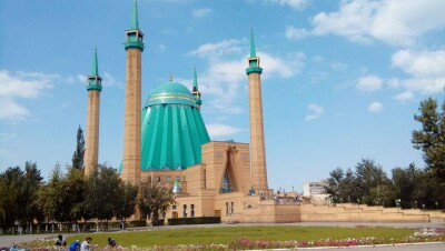 Павлодарской мечети подарили павлина Апачи с безымянной подругой 