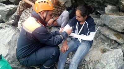 Во время камнепада в горах Алматы пострадала группа подростков 