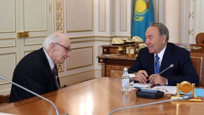 Назарбаев вручил награды Юрию Померанцеву и Нурлану Смагулову