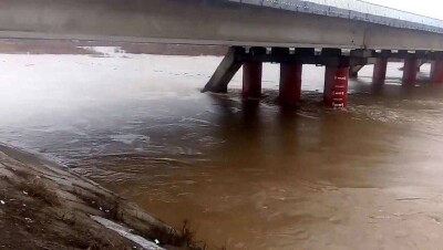 Ещё на 70 см за сутки поднялась вода в реке Жабай Акмолинской области. Спасатели возвели дамбу