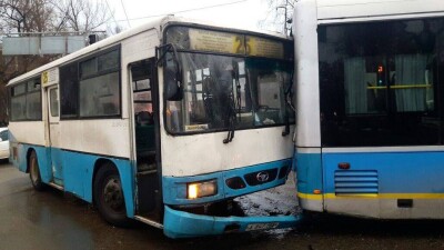 Автобус врезался в троллейбус в Алматы, есть пострадавшие