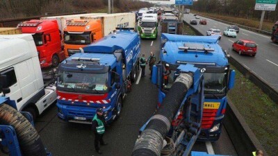 Во Франции водители грузовиков заблокировали трассы в знак протеста против повышения налога на дизель