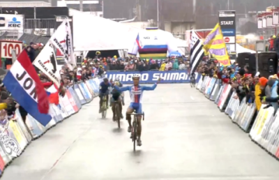 Велосипедист забыл проехать финишный круг, празднуя победу в гонке