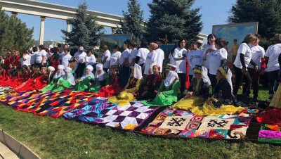 В Алматы устанавливают мировой рекорд по пошиву самого длинного курак корпе