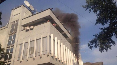 Митингующие подожгли здание телеканала в Киеве, есть пострадавшие