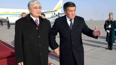 Жээнбеков поблагодарил Токаева за эвакуацию граждан Кыргызстана из Уханя