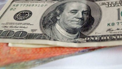 Курс доллара на бирже продолжает падать