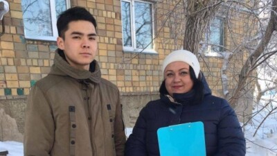 Контролёр прорубил перегородку балкона, спасая детей от пожара в Караганде