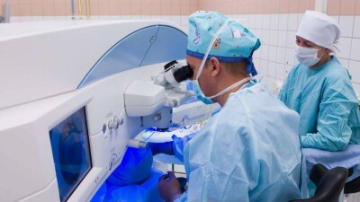 Уникальную операцию провели алматинские врачи малышу, ослепшему по вине матери