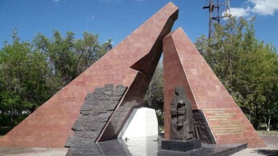 Разрушенный вандалами памятник погибшим шахтёрам восстановили в Караганде