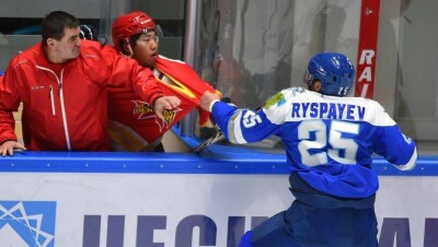 КХЛ осудила поведение Рыспаева и запретила ему играть