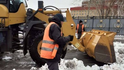 В Нур-Султане выпал снег. В уборке задействованы сотни дорожных рабочих