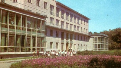 Старый Дворец пионеров Алма-Аты тихо пал в классовой борьбе?