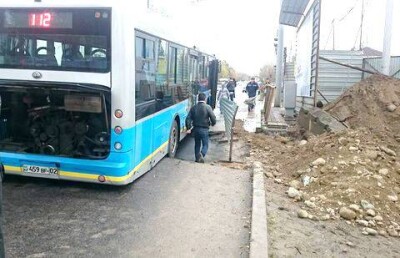 Асфальт под колёсами автобуса в Алматы просел из-за дождя