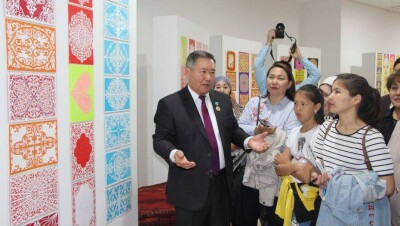 2000 оюдың авторы: қазақтың ою-өрнегі мен ісмерлік, зергерлік өнері туралы