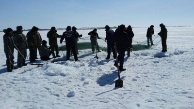 Ушедшего под воду вместе с автомобилем пенсионера продолжают искать в Балхаше