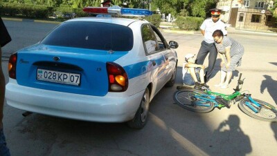 Сотрудник полиции Уральска на служебной машине сбил 13-летнего велосипедиста