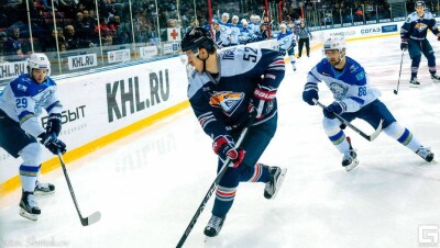 "Барыс" разгромно проиграл "Металлургу" в первом матче серии плей-офф КХЛ