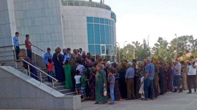 Сотни человек выстраиваются в очередях за рисом и сахаром перед магазинами в Ашхабаде