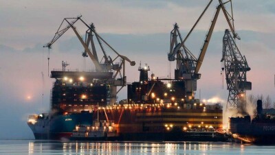 Первую в мире плавучую АЭС запустили в России