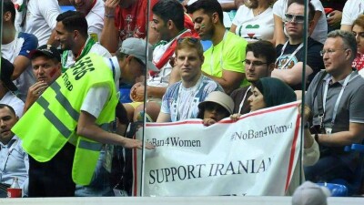 Чиновники ФИФА поедут в Иран после смерти болельщицы из-за запрета посещать матчи