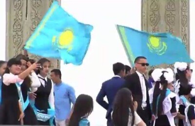 Выпускники перекрыли трассы в Жанаозене и Шымкенте