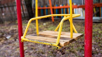 В Темиртау женщина ударила 12-летнюю девочку и выгнала её с качелей