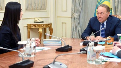 Назарбаев встретился с руководителем оркестра "Отырар Сазы" Динзухрой Тлендиевой