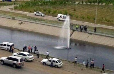 В Актобе из реки в центре города достали тело мужчины