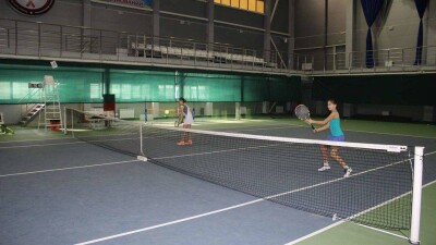 Бесплатные уроки тенниса организовали в Уральске в честь праздника