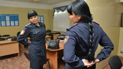 Знаменитой в Актобе женщине-полицейской пожизненно запретили носить погоны