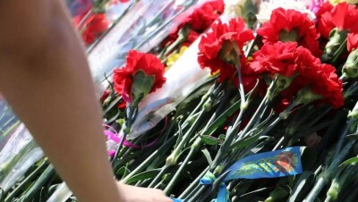 После 9 мая: выброшенные в мусор цветы и портреты ветеранов на скамье