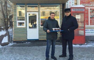 Семейчан согревали бесплатным кофе в 26-градусный мороз