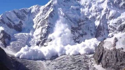 В горах Алматы сошли три лавины. Ранее профилактические спуски отложили из-за погоды