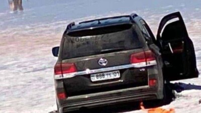 Водитель, заехавший на внедорожнике в озеро Кобейтуз, извинился за свой поступок