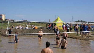 В волейбол в грязи сыграли костанайцы, чтобы собрать деньги больной девочке