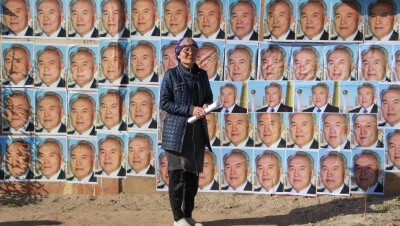 Астанчанка обклеила дом портретами Назарбаева, чтобы спасти его от сноса