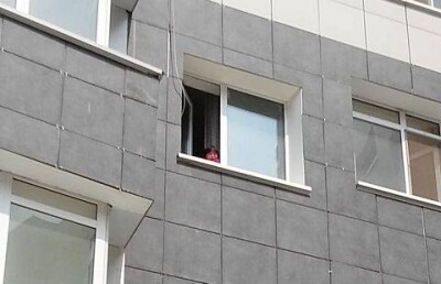 В Астане соседи помогли спасти девочку, оставшуюся в закрытой квартире