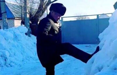 Бердыбек Сапарбаев пнул гору неубранного снега в Актобе