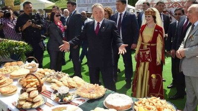 Нурсултан Назарбаев поздравил казахстанцев с Днём единства 
