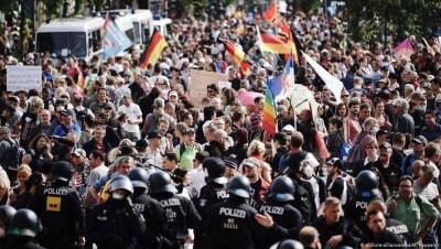 В Берлине на митинге против карантинных мер задержали 300 человек