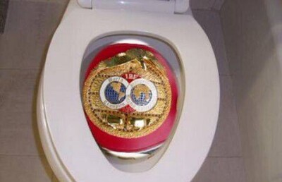 Чемпионский пояс Кличко выкинули в отхожее место