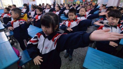 Школьники Китая начали носить форму с GPS. В ней нельзя прогуливать занятия и спать на уроке